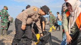 Kapolres Lumajang AKBP Alex Sandy Siregar saat bersih-bersih pantai Bambang