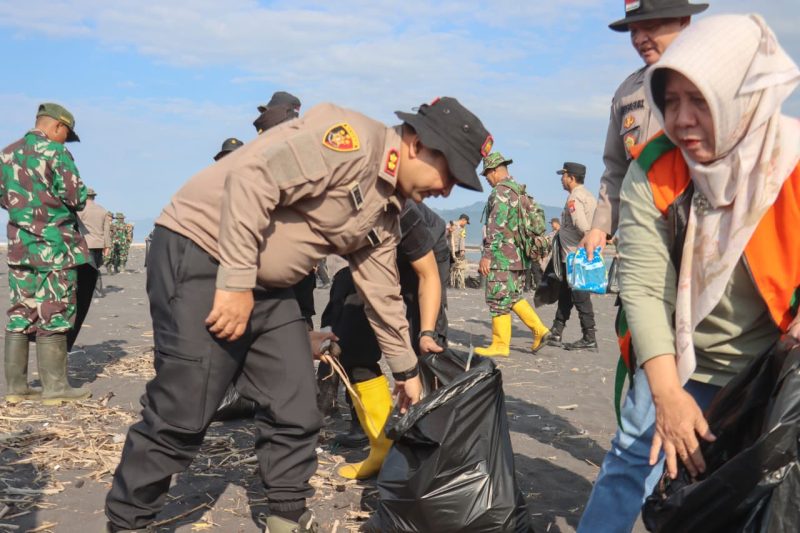 Kapolres Lumajang AKBP Alex Sandy Siregar saat bersih-bersih pantai Bambang