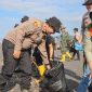Kapolres Lumajang AKBP Alex Sandy Siregar saat bersih-bersih pantai Bambang