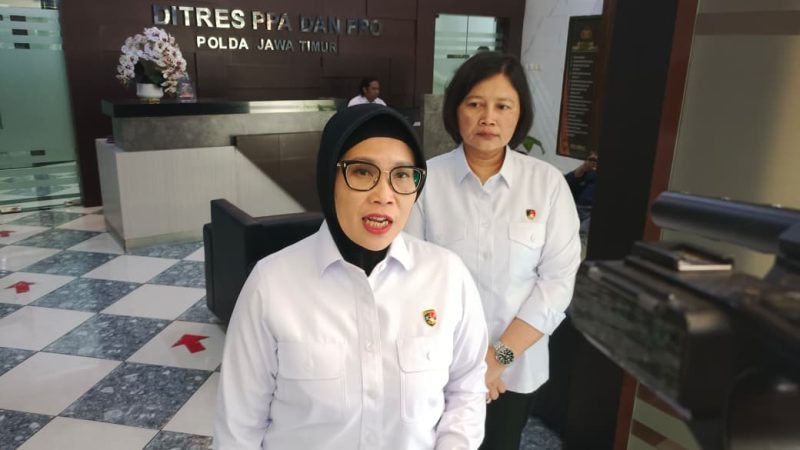 Dirres PPA-PPO Polda Jatim Kombespol Ganis Setyaningrum berikan keterangan