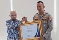 Wakapolresta Sidoarjo AKBP Mohammad Zainur Rofik Terima Penghargaan dari Ombudsman RI
