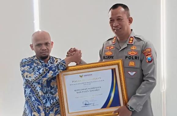 Wakapolresta Sidoarjo AKBP Mohammad Zainur Rofik Terima Penghargaan dari Ombudsman RI