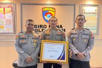 Wakapolres Bojonegoro Kompol Yoyok Dwi Purnomo terima penghargaan dari Ombudsman RI