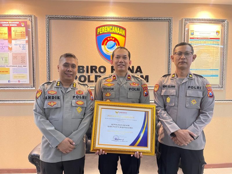 Wakapolres Bojonegoro Kompol Yoyok Dwi Purnomo terima penghargaan dari Ombudsman RI