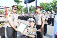 Kapolres Madiun Kota AKBP Wiwin Junianto beri penghargaan Bripda Prasetywanto Sakti Aji