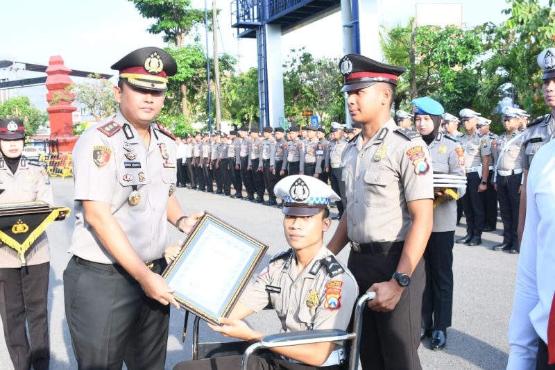 Kapolres Madiun Kota AKBP Wiwin Junianto beri penghargaan Bripda Prasetywanto Sakti Aji