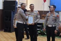 Kasatlantas Polres Gresik AKP Nur Arifin terima penghargaan dari Dirlantas Polda Jatim Kombespol Iwan Saktiadi