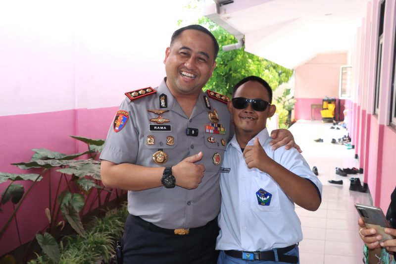 Kapolres Gresik AKBP Ramadhan Nasution bersama siswa SLB Kemala Bhayangkari 2 Gresik