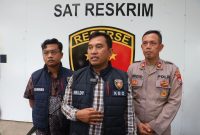 KBO Satreskrim Polres Pelabuhan Tanjung Perak Ipta Meldy didampingi kasi humas Iptu Suroto