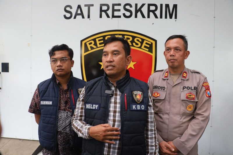 KBO Satreskrim Polres Pelabuhan Tanjung Perak Ipta Meldy didampingi kasi humas Iptu Suroto