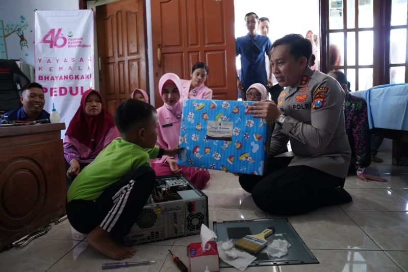 Kapolres Bojonegoro AKBP Afrian Satya Permadi beri hadiah Laptop ke Daffa Ardian Pratama