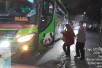 Polsek Kedamean bantu perempuan terlantar ke terminal Bunder