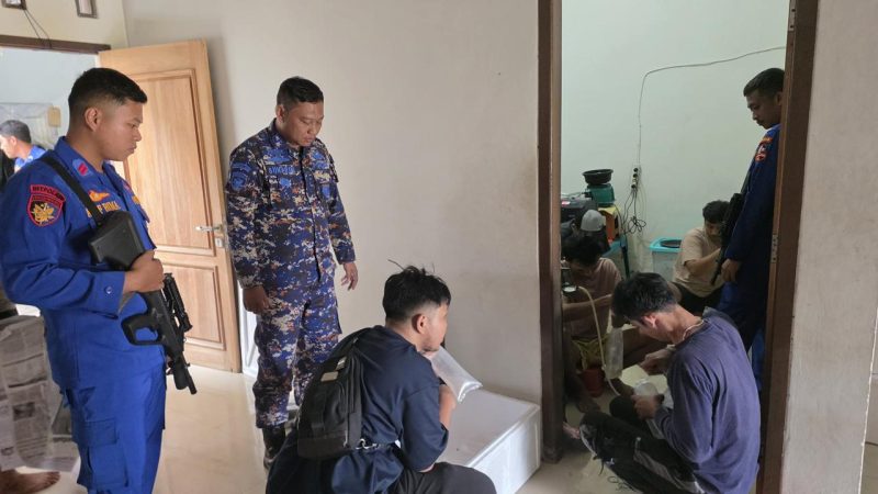 Ditpolair Korpolairud Baharkam Polri tangkap tersangka beserta barang buktinya