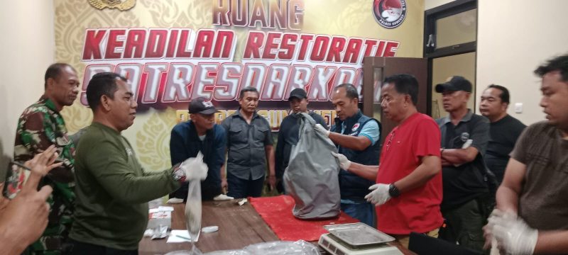 Babinsa Giligenting serahkan Kokain 27 Kilogram ke Polisi