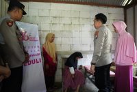 Kapolres Bojonegoro AKBP Afrian Satya Permadi beri perhatian Ainur Riza (anak disabilitas)