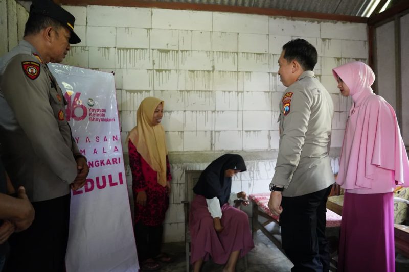 Kapolres Bojonegoro AKBP Afrian Satya Permadi beri perhatian Ainur Riza (anak disabilitas)