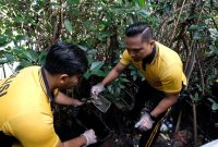 Kapolsek Asemrowo AKP Julkifli Sinaga ikut bersihkan kampung Warna-warni