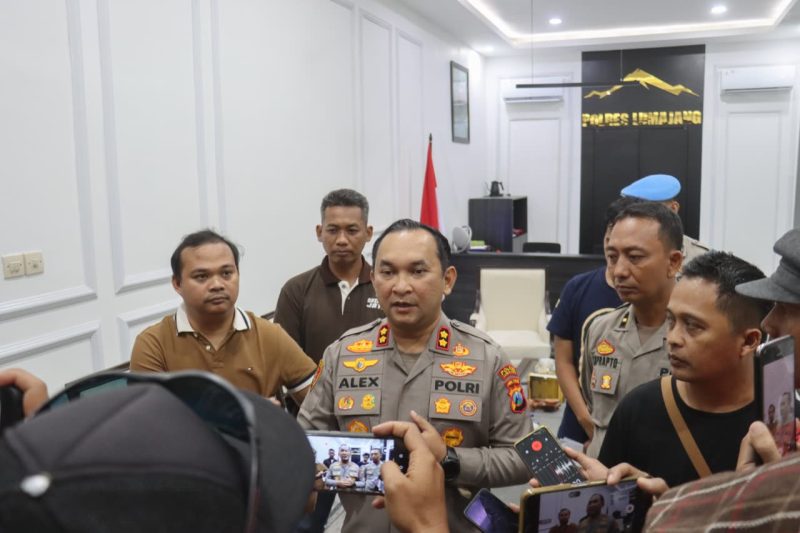 Kapolres Lumajang AKBP Alex Sandy Siregar berikan keterangan