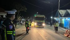 Satlantas Polres Jember Tekan Angka Kecelakaan dengan Pasang Banner di Jalur Kasian - Puger
