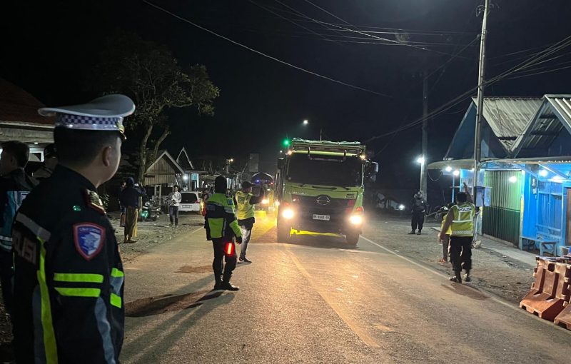 Satlantas Polres Jember Tekan Angka Kecelakaan dengan Pasang Banner di Jalur Kasian - Puger
