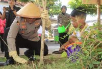 Kapolres Probolinggo AKBP M.Wahyudin Latif tanam pohon
