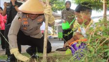 Kapolres Probolinggo AKBP M.Wahyudin Latif tanam pohon