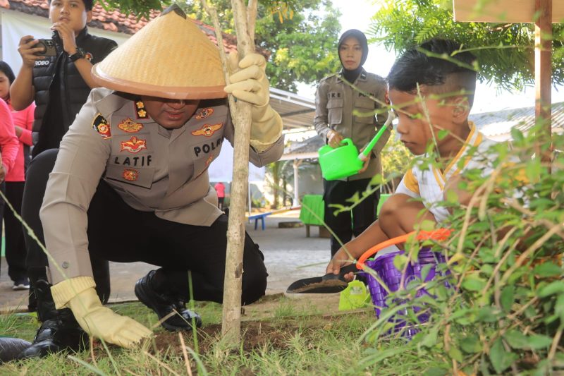 Kapolres Probolinggo AKBP M.Wahyudin Latif tanam pohon