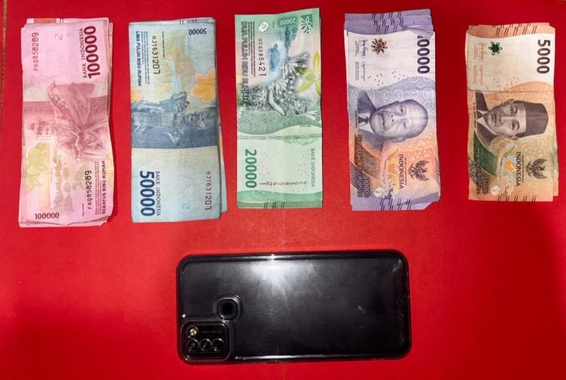 Tersangka beserta barang bukti diamankan Polisi