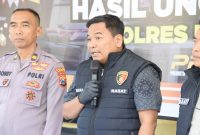 Kasatreskrim Polres Bondowoso Iptu Wawan Triono didampingi kasi humas Iptu Bobby