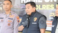 Kasatreskrim Polres Bondowoso Iptu Wawan Triono didampingi kasi humas Iptu Bobby
