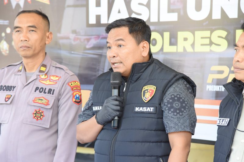 Kasatreskrim Polres Bondowoso Iptu Wawan Triono didampingi kasi humas Iptu Bobby