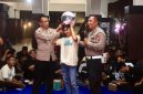 Satlantas Polres Probolinggo beri hadiah helm ke warga