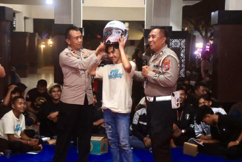 Satlantas Polres Probolinggo beri hadiah helm ke warga