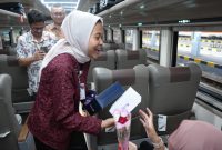 KAI Daop 8 Surabaya bagikan bunga dan souvenir