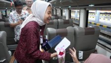 KAI Daop 8 Surabaya bagikan bunga dan souvenir