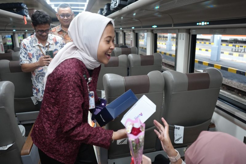 KAI Daop 8 Surabaya bagikan bunga dan souvenir