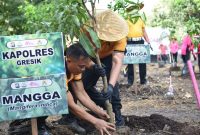 Yayasan Kemala Bhayangkari tanam pohon di Asrama Randuagung Gresik