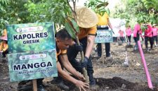 Yayasan Kemala Bhayangkari tanam pohon di Asrama Randuagung Gresik