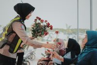 Srikandi Polres Gresik bagi mawar ke pemohon SIM perempuan