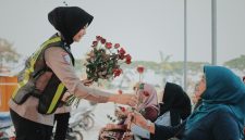 Srikandi Polres Gresik bagi mawar ke pemohon SIM perempuan