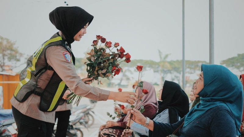 Srikandi Polres Gresik bagi mawar ke pemohon SIM perempuan