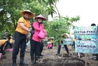 Kapolres Gresik AKBP Ramadhan Nasution bersama ketua YKB Gresik tanam pohon di Asrama Randuagung