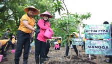 Kapolres Gresik AKBP Ramadhan Nasution bersama ketua YKB Gresik tanam pohon di Asrama Randuagung