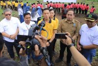 Polres Madiun bersama Perhutani tanam pohon