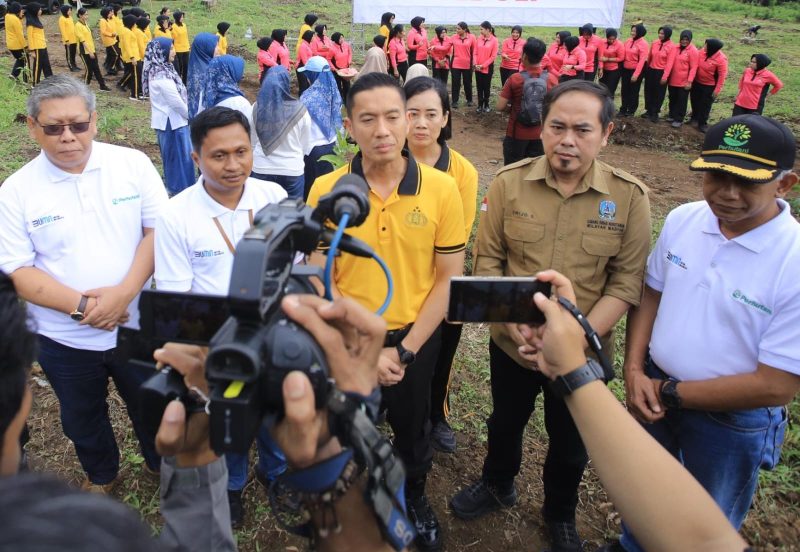 Polres Madiun bersama Perhutani tanam pohon