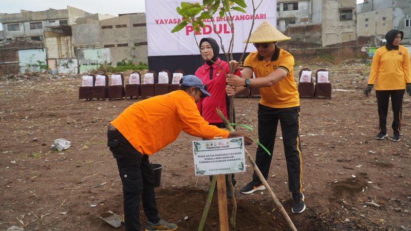 Bhayangkari Polrestabes Surabaya tanam pohon di Aspol Koblen