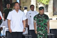 Kasrem 084/BJ Kolonel Inf Nico Reza H Dipura saat pembukaan TMMD di Gresik