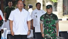 Kasrem 084/BJ Kolonel Inf Nico Reza H Dipura saat pembukaan TMMD di Gresik