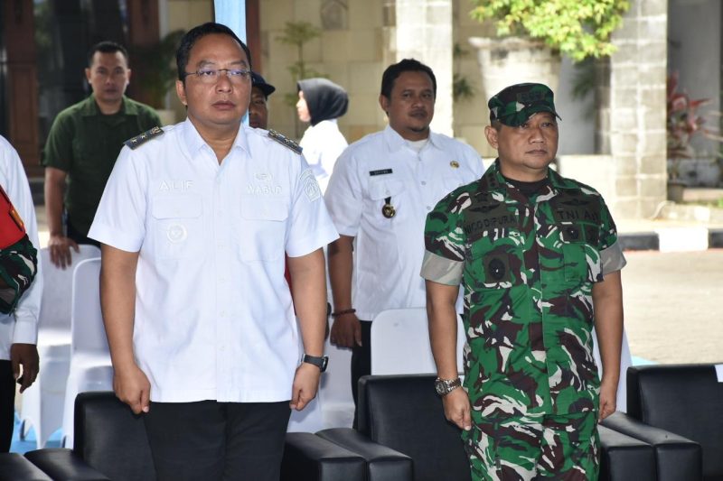 Kasrem 084/BJ Kolonel Inf Nico Reza H Dipura saat pembukaan TMMD di Gresik