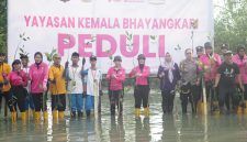 YKB Polres Pelabuhan Tanjung Perak Surabaya tanam Mangrove dan Baksos di Kalianak
